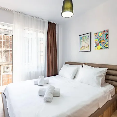 Central And Vibrant Flat In Besiktas Apartment